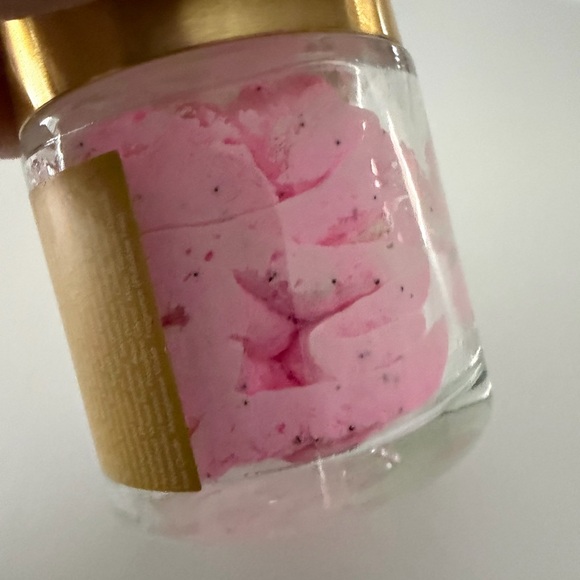 Truly Butt Butter  Glowry Tighten & Glow Smoothing Behind - Picture 5 of 5